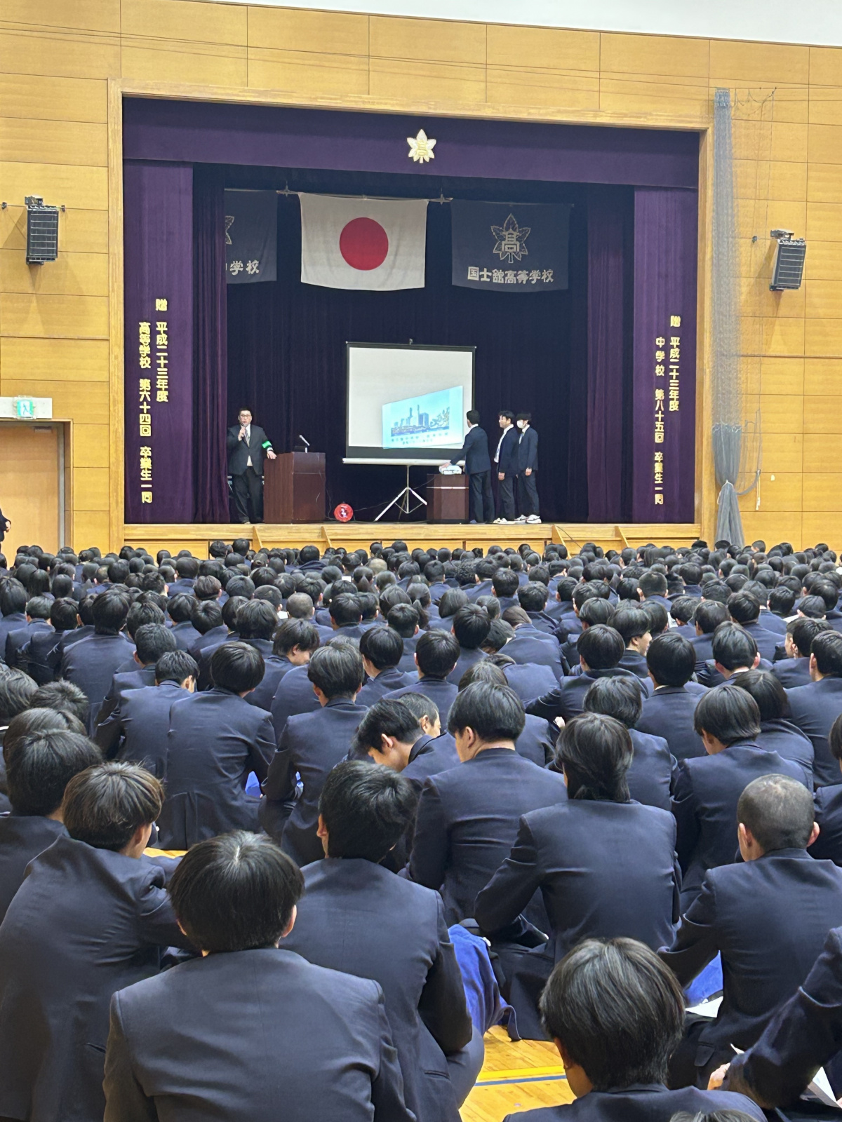 講演を聞く高校生