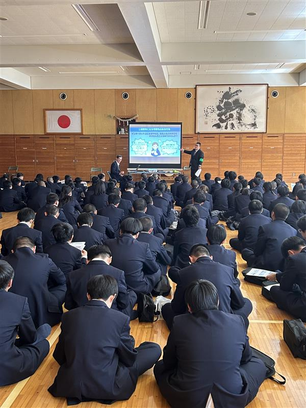 講演を聞く中学生